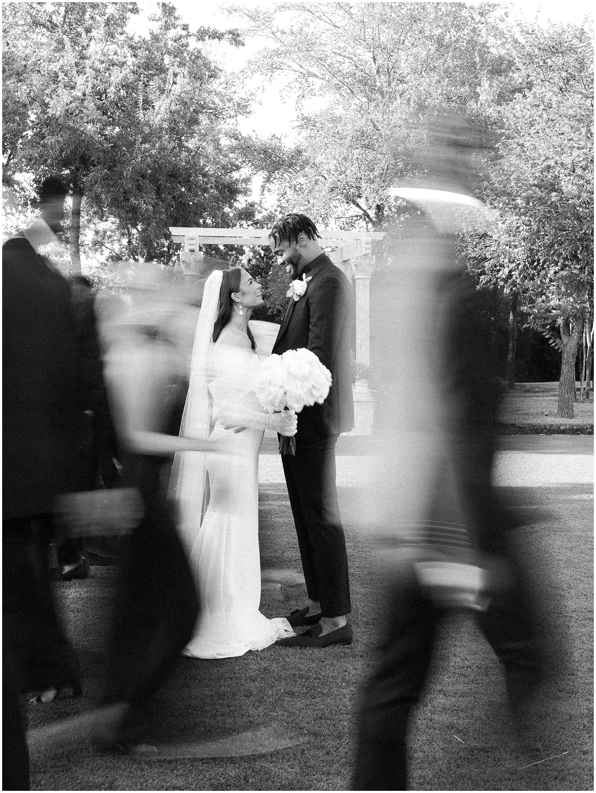 black and white photo of wedding party with abbi and juwan at knotting hill