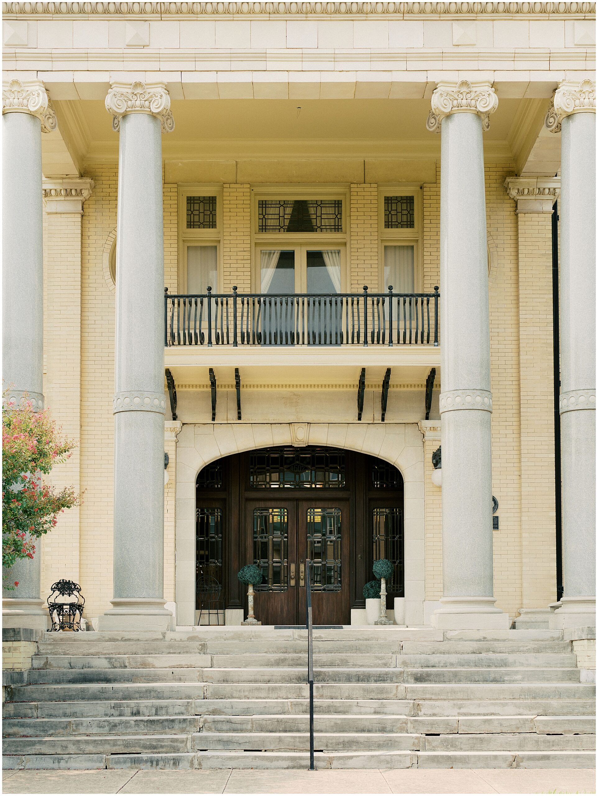 the front of the alexander mansion in dallas